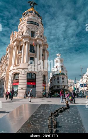 Madrid, Spagna - FEB 16, 2022: Pianta in bronzo della Gran via esposta di fronte all'edificio Metropolis di Madrid, Spagna. Foto Stock