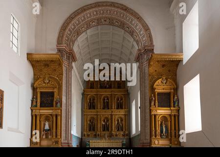 Goa, India - 19 dicembre 2022: Veduta dell'altare della Cappella della Croce piangente all'interno della storica Chiesa e Convento di San Monica a Old Go Foto Stock