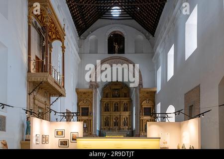 Goa, India - 19 dicembre 2022: Veduta dell'altare della Cappella della Croce piangente all'interno della storica Chiesa e Convento di San Monica a Old Go Foto Stock