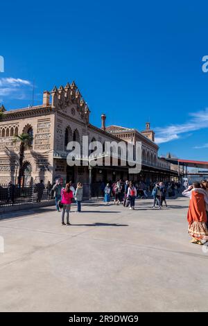Toledo, Spagna-FEB 17, 2022: Edificio decorato in stile mudejar della stazione ferroviaria di Toledo, la Mancha, Spagna. Foto Stock