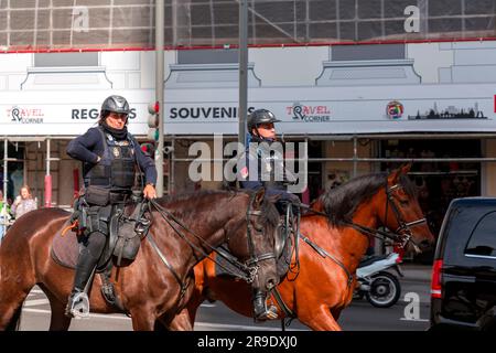Madrid, Spagna - FEB 16, 2022: Forze di polizia a cavallo spagnole che pattugliano i luoghi turistici di Madrid, Spagna. Foto Stock