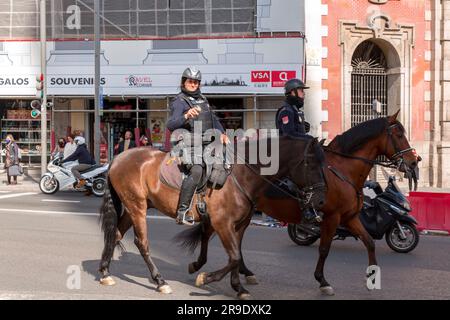 Madrid, Spagna - FEB 16, 2022: Forze di polizia a cavallo spagnole che pattugliano i luoghi turistici di Madrid, Spagna. Foto Stock