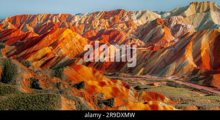 Area panoramica delle colline colorate del Parco Nazionale di Zhangye Zhangye Danxia Foto Stock