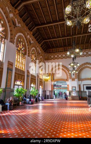 Toledo, Spagna - 17 febbraio 2022: Interno della stazione ferroviaria di Toledo con vetrate colorate e decorazioni in piastrelle islamiche. Progettato da Narciso Claveria y de Foto Stock