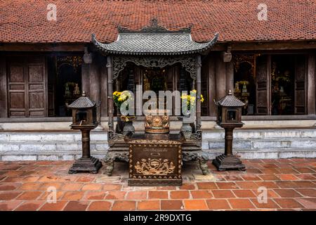 Un tempio buddista asiatico con diversi idoli presso il Monte Yen tu in Asia Foto Stock