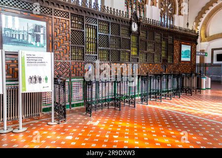 Toledo, Spagna - 17 febbraio 2022: Interno della stazione ferroviaria di Toledo con vetrate colorate e decorazioni in piastrelle islamiche. Progettato da Narciso Claveria y de Foto Stock