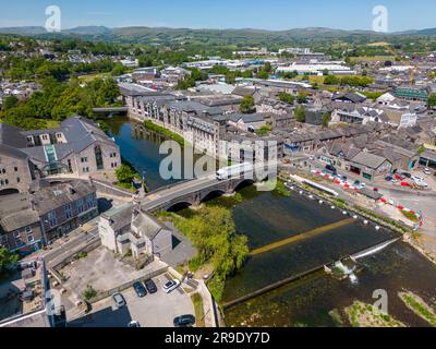 Foto aerea con drone del centro città di Kendal. Kendal è una città dell'Inghilterra nord-occidentale nella regione della Cumbria. Foto Stock