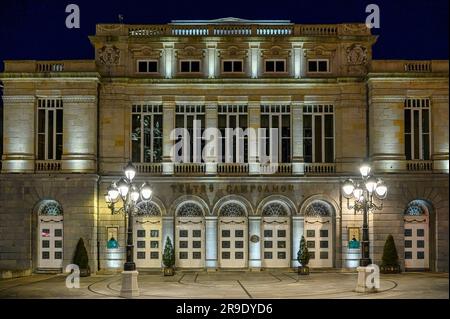 Oviedo, Asturias, Spagna - 12 febbraio 2023: Teatro Campoamor. Facciata del vecchio edificio illuminata di notte. Foto Stock