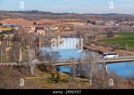 Toledo, Spagna - 17 febbraio 2022: Le auto passano sopra il ponte sul fiume Tago a Toledo. Foto Stock