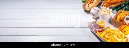 Piatti tradizionali dello stadio e birra di sottofondo, set di vari tipi di baseball, pallacanestro, tifosi di football e spuntini dello stadio, patatine, salse, hot dog, wi-fi Foto Stock