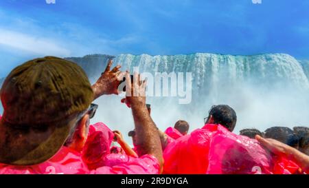 Cascate del Niagara, Ontario, Canada - 17 giugno 2023: Gruppo di turisti alla base della cascata Horseshoe. Foto Stock