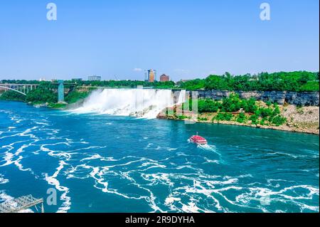 Cascate del Niagara, Ontario, Canada - 17 giugno 2023: Tour in barca o piccole imbarcazioni che trasportano passeggeri sul fiume Niagara. Il giro è un'attrazione turistica Foto Stock