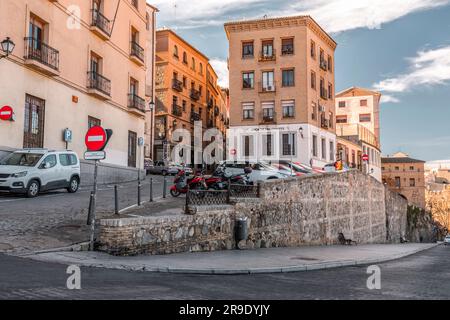 Toledo, Spagna-FEB 17, 2022: Architettura tipica e vista sulla strada a Toledo, Castilla la Mancha, Spagna. Foto Stock