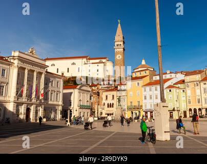 Pirano, Slovenia - 14 gennaio 2023: Vista della piazza principale Tartini nella città di Pirano al mattino Foto Stock