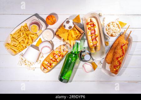 Piatti tradizionali dello stadio e birra di sottofondo, set di vari tipi di baseball, pallacanestro, tifosi di football e spuntini dello stadio, patatine, salse, hot dog, wi-fi Foto Stock