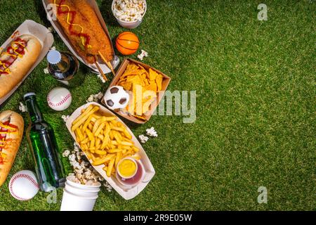 Piatti tradizionali dello stadio e birra di sottofondo, set di vari tipi di baseball, pallacanestro, tifosi di football e spuntini dello stadio, patatine, salse, hot dog, wi-fi Foto Stock