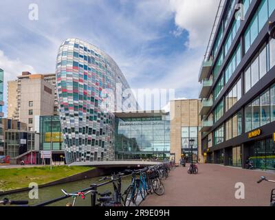 Centro commerciale Hoog Catharijne che collega il canale Stadsbuitengracht nella città di Utrecht, Paesi Bassi, Europa. Foto Stock