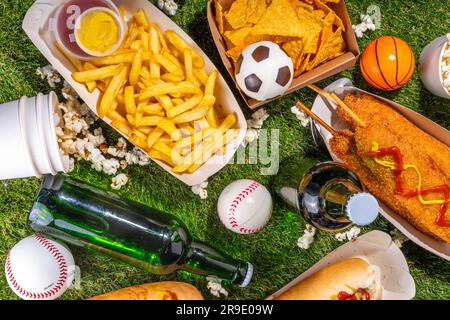 Piatti tradizionali dello stadio e birra di sottofondo, set di vari tipi di baseball, pallacanestro, tifosi di football e spuntini dello stadio, patatine, salse, hot dog, wi-fi Foto Stock