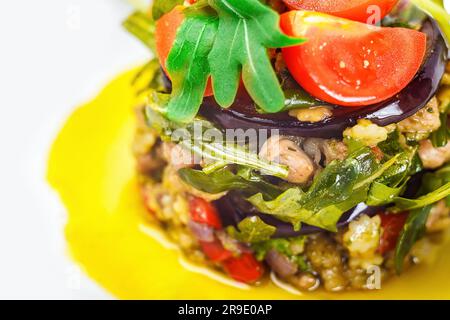 Un'insalata fresca e vivace con una varietà di prodotti sul piatto, tra cui rucola, pomodori, frutta e verdura per un'alimentazione e un benessere sani Foto Stock