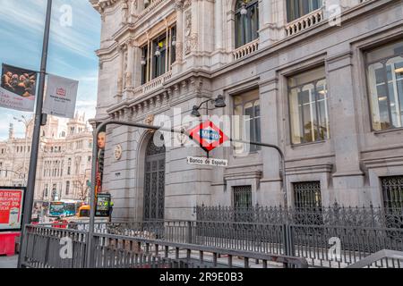 Madrid, Spagna - FEB 16, 2022: Cartello e logo della metropolitana all'ingresso della stazione Banco de Espana a Madrid, Spagna. Foto Stock