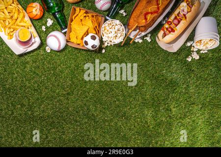 Piatti tradizionali dello stadio e birra di sottofondo, set di vari tipi di baseball, pallacanestro, tifosi di football e spuntini dello stadio, patatine, salse, hot dog, wi-fi Foto Stock