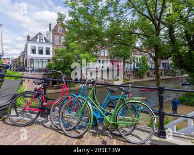 Biciclette su un ponte sull'Oudegracht (Vecchio Canale) attraverso il centro storico di Utrecht, Paesi Bassi, Europa. Foto Stock