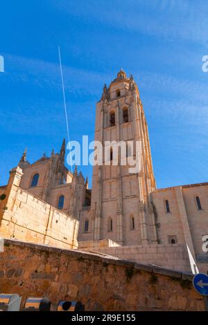 Segovia, Spagna - 18 febbraio 2022: La cattedrale di Segovia è una cattedrale cattolica in stile gotico situata nella Plaza Mayor di Segovia, Castiglia-León Foto Stock