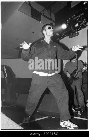 Bez - vero nome Mark Berry - dei Black Grape che giocano all'Università di Cardiff, Galles, il 1 ottobre 1995. Primo appuntamento su IT's Great When You're Straight Tour. Foto: Rob Watkins Foto Stock