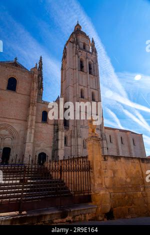 Segovia, Spagna - 18 febbraio 2022: La cattedrale di Segovia è una cattedrale cattolica in stile gotico situata nella Plaza Mayor di Segovia, Castiglia-León Foto Stock