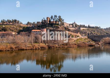 Toledo, Spagna - 17 febbraio 2022: Vista dal fiume Tago verso il centro storico di Toledo, Spagna. Foto Stock