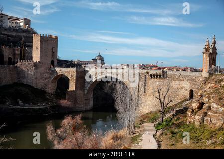 Toledo, Spagna - 17 febbraio 2022: Vista dal fiume Tago verso il centro storico di Toledo, Spagna. Foto Stock