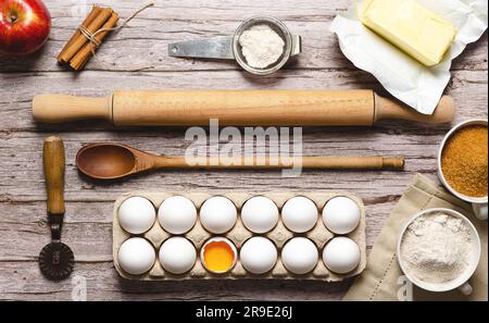 Ingredienti per preparare una torta di mele. Foto Stock