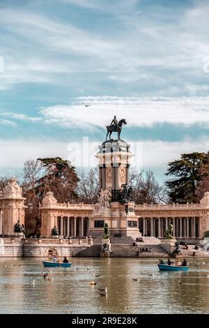Madrid, Spagna - 16 febbraio 2022: Statua equestre del re Alfonso XII all'interno del Parco del Buen Retiro a Madrid, Spagna. Foto Stock