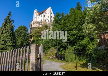 Il castello di Hohnstein del XII secolo sovrasta l'omonima città. Hohnstein, Germania Foto Stock