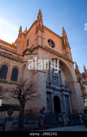 Segovia, Spagna - 18 febbraio 2022: La cattedrale di Segovia è una cattedrale cattolica in stile gotico situata nella Plaza Mayor di Segovia, Castiglia-León Foto Stock