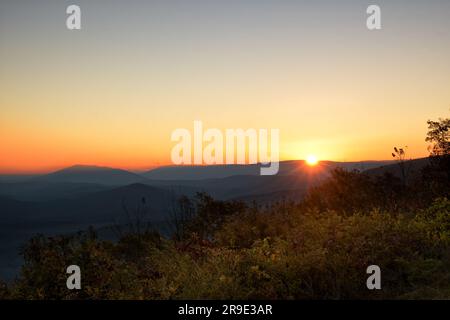 Alba al parco nazionale di Ouachita, con nebbia sulle valli tra le montagne Foto Stock