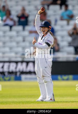 L’inglese Tammy Beaumont chiede una cattura contro l’australiana Jess Jonassen il primo giorno della serie Women’s Ashes test 2023. Foto Stock