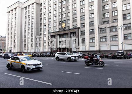 Mosca, Russia. 26 giugno 2023. I veicoli sono visti su una strada a Mosca, Russia, 26 giugno 2023. Il regime legale dell'operazione antiterrorismo contro il gruppo militare privato Wagner è stato annullato a Mosca e nella regione di Mosca a causa della normalizzazione della situazione attuale, ha detto il governo russo. Credito: Bai Xueqi/Xinhua/Alamy Live News Foto Stock