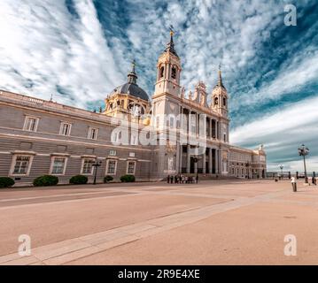 Madrid, Spagna - 16 febbraio 2022: La cattedrale di Santa Maria la Real de la Almudena è una chiesa cattolica e sede dell'arcidiocesi di Madr Foto Stock