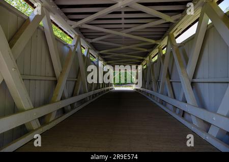 Una reclusione del Ponte coperto di Everett distrutto nel 1975 da una tempesta. È modellato sul design Smith Truss del 1869. Foto Stock