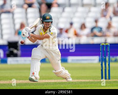 Jess Jonassen batté per l'Australia contro l'Inghilterra nel quarto giorno della serie Women's Ashes test 2023. Foto Stock