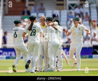 L'Australia festeggia vincendo la serie Women's Ashes test 2023 al Trent Bridge. Foto Stock