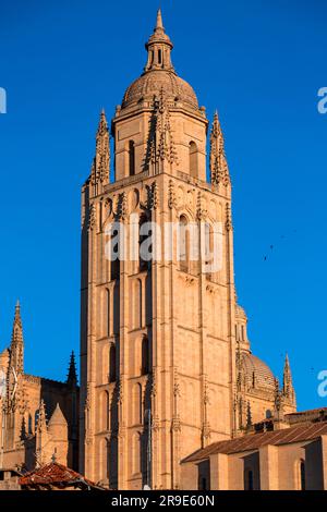 Segovia, Spagna - 18 febbraio 2022: La cattedrale di Segovia è una cattedrale cattolica in stile gotico situata nella Plaza Mayor di Segovia, Castiglia-León Foto Stock