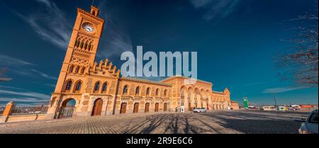 Toledo, Spagna-FEB 17, 2022: Edificio decorato in stile mudejar della stazione ferroviaria di Toledo, la Mancha, Spagna. Foto Stock