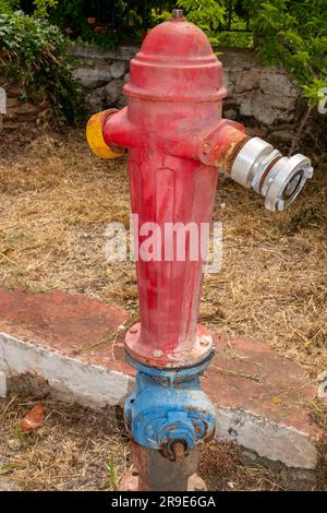 Idrante di fuoco dipinto di rosso, Cefalonia, Grecia Foto Stock