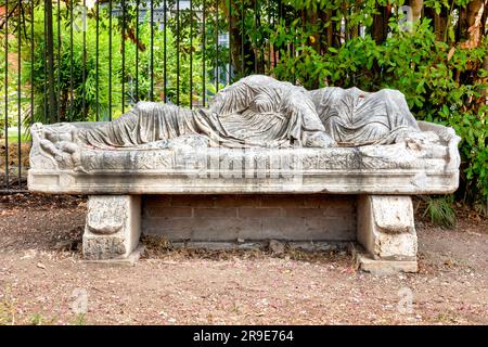 Coperchio del sarcofago con due figure scolpite a Villa Aldobrandini, Roma, Italia Foto Stock