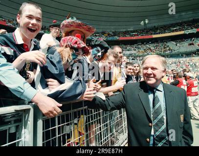 Foto del file datata 10-06-1998 del manager scozzese Craig Brown incontra i fan. L'ex allenatore della Scozia Craig Brown è morto all'età di 82 anni, l'Aberdeen ha confermato. Data di emissione: Lunedì 26 giugno 2023. Foto Stock