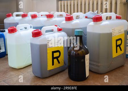 Rifiuti tossici in taniche nel laboratorio di chimica Foto Stock