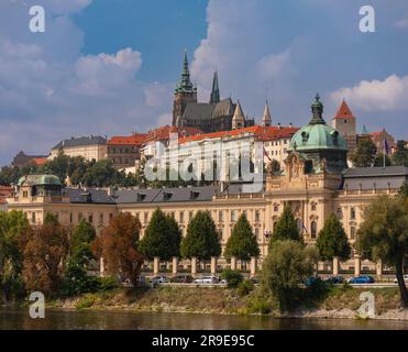 PRAGA, REPUBBLICA CECA, EUROPA - edificio Straka Academy, l'ufficio del governo della Repubblica Ceca, sul fiume Moldava. In alto a sinistra si trova Prague Castl Foto Stock