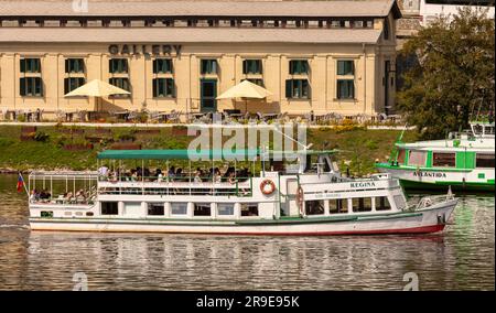 PRAGA, REPUBBLICA CECA, EUROPA - crociera in barca con turisti sul fiume Moldava. Foto Stock